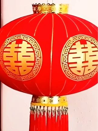 大红灯笼高高挂,喜迎新人进门来,结婚挂上大灯笼,寓意:往后的日子红红火火,甜甜蜜蜜,团团圆圆#喜庆用品#结婚#喜字灯笼#婚礼#大喜的日子