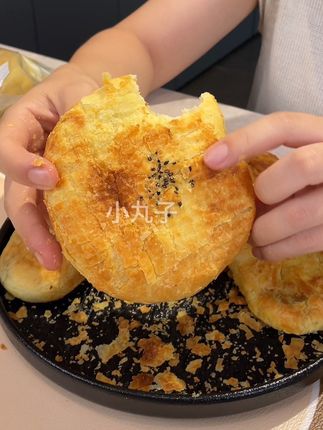 正宗哈尔滨老式烧饼,外皮真酥啊,里边发面很软,太爱这口了#哈尔滨老式烧饼