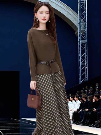 老钱风气质针织套装裙女2025年春秋新款洋气时髦条纹半身裙两件套#气质穿搭#早秋穿搭#穿出自信穿出美丽@DOU+小助手