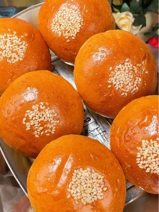 #全麦红豆面包 松软的面包里面包裹着满满的红豆馅料,软糯香甜,甜而不腻,早餐来一个真的巨满足!#红豆面包 #超好吃 #软糯香甜 #早餐吃什么