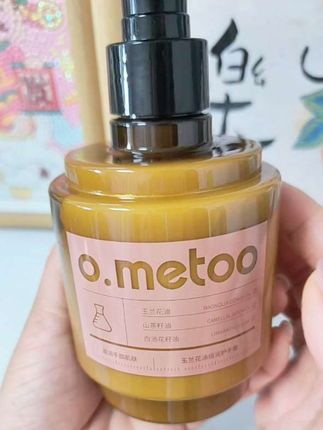 新入手的o.metoo护手霜,质地轻盈不油腻,滋润效果很棒!🌸 #魔女 #手部护理必备
