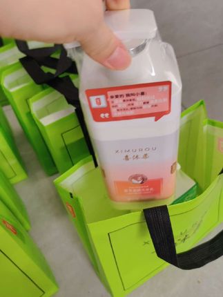 别再为头发瓶瓶罐罐买一堆了!烫染毛躁、油头扁塌、头屑头痒,喜沐柔一套全给你搞定!作为澳诗柔升级版,它把成分和效果都升级了——侧百叶清洁头皮还护毛囊,何首乌从根上养头发,洗完头发又蓬松又柔顺,发尾不干燥,发根不贴头皮,摸起来滑溜溜的,发量看着都多了一半#强烈推荐 #喜沐柔