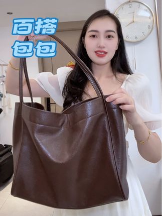 手提单肩大包,软皮,轻便,面料很扛造,容量很大。#包包推荐 #百搭包包 #美包分享 #平价包包 #穿搭
