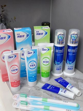 老品牌 #冷酸灵 也来大活动了这个价到手9件套是真划算,极地白清新口气成人牙膏牙刷组合,#冷酸灵牙膏 #牙膏