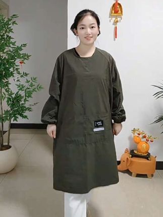长袖罩衣,防泼水面料结实耐穿,不勾丝不起球,而且还不粘灰,秋冬季节做家务的标配!#长袖罩衣#面料柔软舒适#耐穿耐磨#男女同款@DOU+小助手 @巨量千川 #长袖罩衣