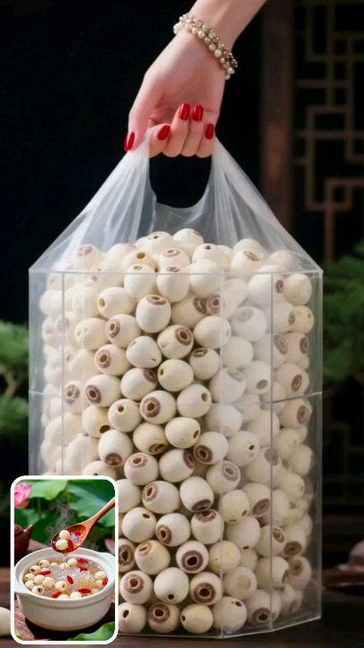 买莲子就选湘潭去芯白莲子!人工仔细去掉莲芯,再也不用担心苦味影响口感。精选饱满好莲子,颗颗洁白干净,炖煮后软糯香甜,轻轻一抿就化开。不管是煮粥、煲汤,还是搭配银耳、红枣做甜品,去芯白莲子都能让味道更上一层楼,营养又好吃。家里常备,随时都能煮出暖心甜汤,老人孩子都爱吃!#白莲子 #白莲子干#去芯白莲子 #湘潭白莲子 #图文伙伴计划