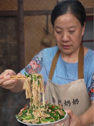 这道韭菜苔炒豆皮,吃起来既有肉香味又有豆香味,吃完让人回味无穷!#下饭菜 #农村美食记录生活 #太好吃了 #抖音美食创作者 #豆皮
