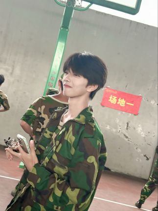 发现被偷拍了..#大一 #军训 #少年感