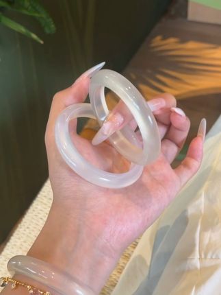 姐妹们终于让我找到了这个猫眼石手镯,它是那种高冰高透的感觉,戴上后很有氛围感,特别显气质,不管是单带还是叠带都很好看,而且它真的太美了!简直就是白月光降临,无论是自己戴还是送给别人当礼物都很合适,喜欢的姐妹们赶紧冲吧!#白月光手镯 #猫眼石 #氛围感 #手镯 #饰品