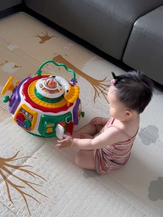 爸爸这次给买对玩具了看她开心的😁自己坐着能捣鼓一个小时🤭 #自己玩的不亦乐乎 #益智玩具 #早教百宝箱 #哄娃神器 #宝妈带娃解放双手