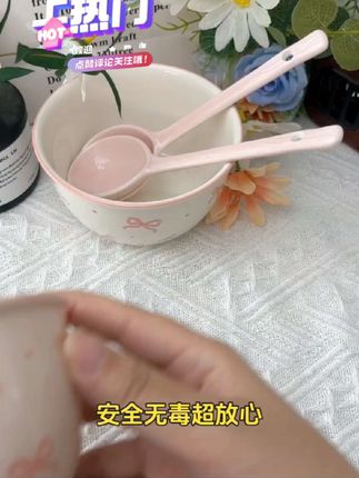 时尚ins餐具,粉蝴蝶结陶瓷碗勺#流行餐具 #蝴蝶结碗 #陶瓷制品 #下彩工艺 #ins餐具