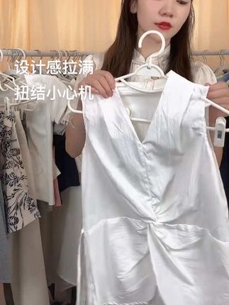 这两件无袖上衣好绝✨ 设计感拉满,扭结小心机拿捏松弛感~黑白色系适配各种下装,日常又出片,谁穿谁好看系列! #穿搭分享 #无袖上衣 #时尚感