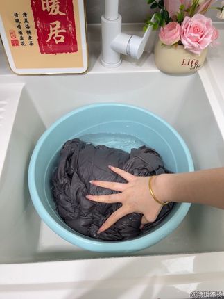 消毒液就选活力28衣物除菌液,家里人多衣服经常混洗的一定要用这个除菌液,家居清洁消杀也可以用。活力28三个老头推荐,真的非常好用#消毒液 #衣物除菌液测评 #活力28三个老头 #日常生活小妙招 #家居清洁