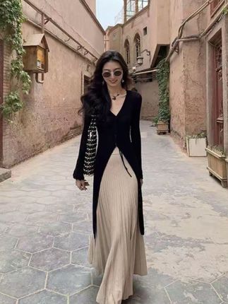 温柔女长款纯色百搭高开叉V领修身显瘦针织开衫杏色温柔半身裙女#高级感穿搭 #设计师原创连身裙 #每天分享更新 #连衣裙分享 #新款连衣裙
