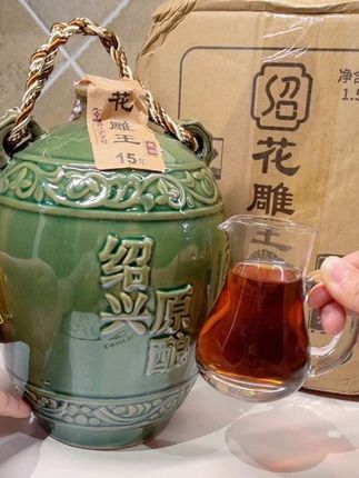 绍兴十五年陈酿,甄选糯米、小麦与鉴湖清泉,古法匠心酿造。琥珀色泽,醇厚绵密,香气悠长。陶瓷封坛,锁住原味,自饮送礼皆宜,经典好味,值得珍藏。#绍兴黄酒 #好喝不贵 #纯粮酿造 #绍兴老酒 #不错不错味道好极了