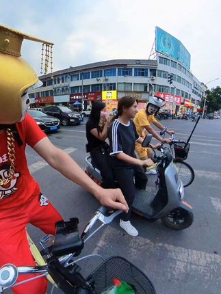 逗路人开心