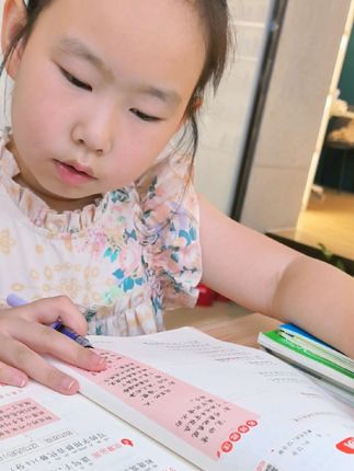 #二年级 语文越来越难了,暑假老师建议加强阅读理解练习,每天做一篇阅读理解,为开学打好基础!一本阅读理解有视频讲解及答题技巧,真的很省心!强烈推荐👍#暑假 #阅读理解 #一本 #每天学习一点点