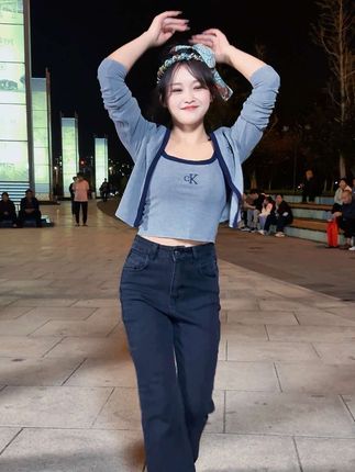 小妖精的舞技真的是精彩至极#牛仔裤女神 #魔鬼身材 #身材挑战 #肤如凝脂面若桃花