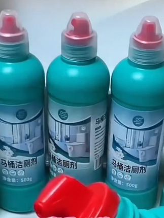 如果你家的马桶超过三个月没清理,那我建议你一定要试试这个冰小贝马桶洁厕剂,往马桶里一倒,静置几分钟后冲水,就会出现这样的画面,它能有效去除马桶里的各种细菌和顽固污垢,还能让卫生间变得清香无比。家里有卫生间的朋友们赶紧囤起来吧!#洁厕剂 #卫生间好物