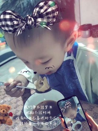 #小吃货的日常 到底是真饿了,这么晚了,他老娘累得很按,他要吃,一碗分分钟扫光