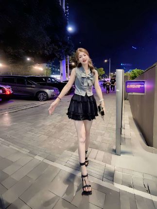 姐妹们快看这套“职场甜酷切换装”!灰调无袖马甲一上身,直角肩直接焊住🔥 利落剪裁+金属扣,干练又显贵;黑色短裙蓬度绝了,层叠设计藏胯又减龄,走动时裙摆轻晃,甜飒感拉满~   真是“一衣两穿”!上班穿马甲,气场碾压会议室;下班脱马甲,裙子单穿秒变约会辣妹💃 面料更舒适:马甲挺括不塌,裙子垂坠,夏天穿也透气!   不管是通勤、聚会还是逛街,一套搞定风格切换~ 现在下单超划算,点击购物车,把秀场级穿搭直接焊在身上!#超清爽的夏天OOTD穿搭   ##轻松get大女主能量感穿搭。#谁能拒绝夏日姐感穿搭呢#轻松get夏日淡人穿搭#夏日通勤休闲穿搭
