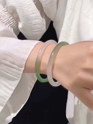 一眼就爱上的叮当手镯拿下!! 叮当一响,黄金万两;半山半水,干啥都对#叮当镯 #玛瑙手镯 #玛瑙叮当镯 #半山水手镯 #美人条手镯