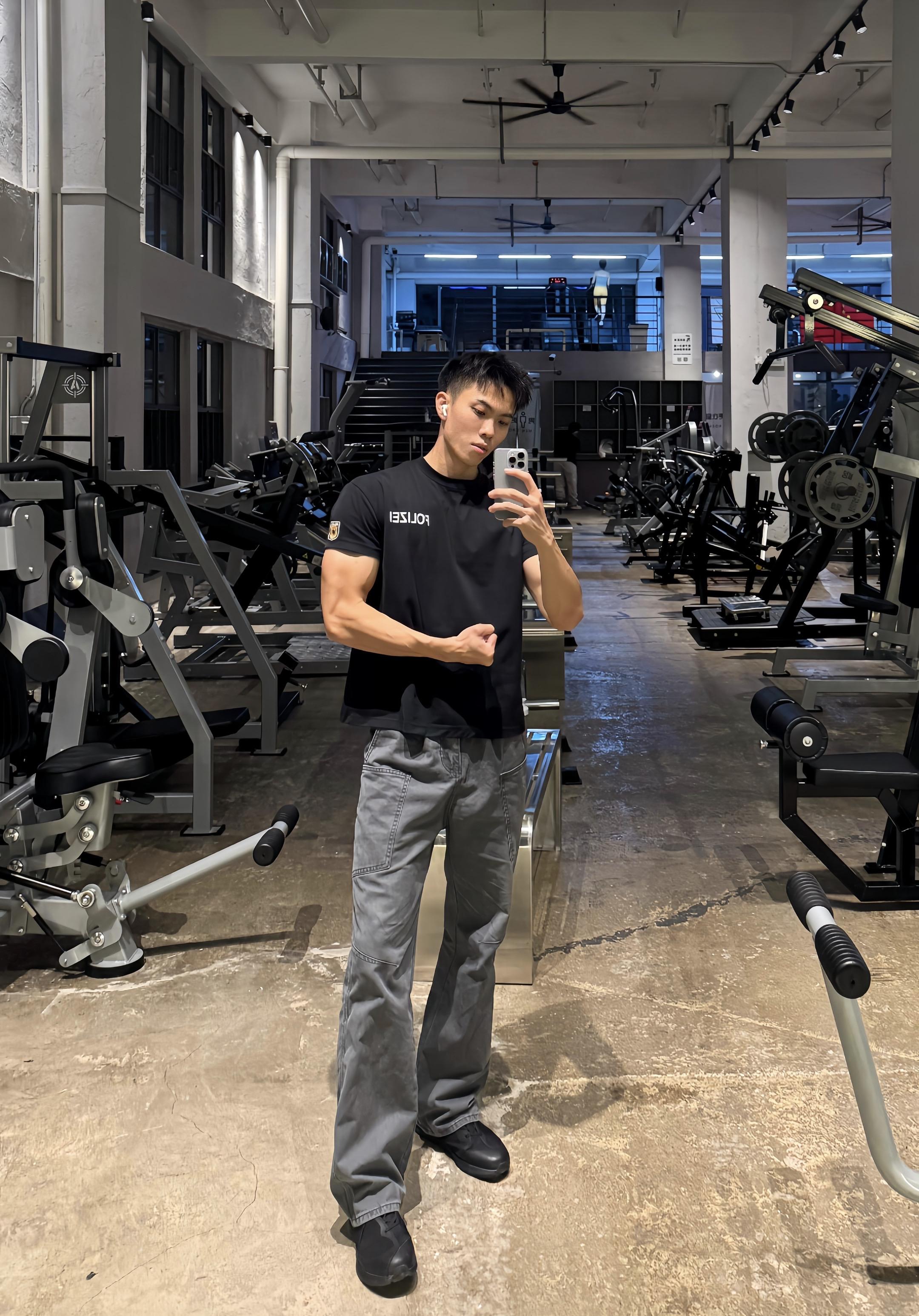 穿上这条工装裤去健身 练完来个美美的照!#黄黑皮穿搭 #百搭裤子 #男生裤子 #ootd