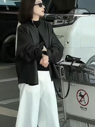 天啊!姐妹们,这套真的太显瘦了 而且它还是那种很高级的黑色复古外套,搭配宽松休闲的阔腿裤,一整个就是气场全开的感觉。不管是上班通勤还是日常逛街,穿起来都很合适,关键还特别显瘦!如果你是微胖女生或者梨形身材,一定要试试这种风格的衣服,真的特别好看#秋季穿搭 #显瘦穿搭#通勤搭配 #穿出高级感 #穿搭技巧