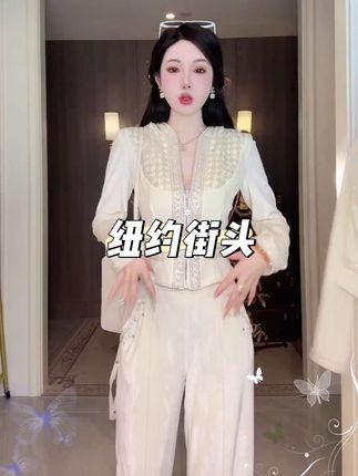 白色会更显气质,显年轻,不挑人,不挑场合的贵气和有质感~#丝绒运动套装 #气质女神范儿 #高级感穿搭 #运动休闲套装 #谁穿谁美