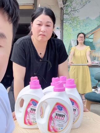 自用款马泰克香氛洗衣液,好用又实惠,香味好闻,不含荧光剂漂白剂,透明浓稠液体,大人小孩的衣服都可以洗,现在下单6桶洗衣液到手24斤,再多给5块肥皂,用过的姐妹们都说好,可以试用,安排的有运费#洗护好物 #厂家直发品质保证 #持久留香 #马泰克香氛洗衣液