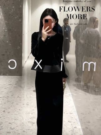 #晒晒我的秋日穿搭 2025秋装新款时尚百搭高级显瘦丝绒连衣裙套装#丝绒裙套装 #秋季穿搭#高级感穿搭#时尚显瘦