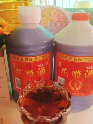 宝子们快看!想让做菜时菜品香味拉满?这款绍兴十年陈花雕酒可得安排上🍶!15度纯粮酿造,炒菜炖汤加一点,去腥增香还解腻🍲。不管是做红烧肉、醉鸡还是清蒸鱼都超绝,厨房新手也能轻松变大厨💪。五斤大桶装,能用很长时间,囤一次够吃一整年!喜欢的赶紧点链接入手~#花雕酒 #绍兴黄酒 #十年陈酿 #厨房神器 #去腥增香