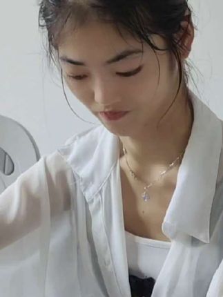 吞下药片是对健康的认真,哪怕身体有缺憾,也始终带着“不向困境低头”的坚持,把每个平凡的日子都过得有力量。#残疾人的生活记录 #正能量