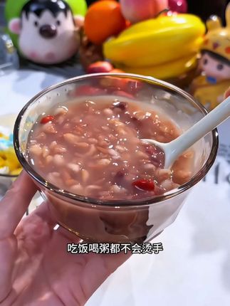 家人们,漂亮的玻璃米饭碗来啦!这个价到手四个谁能忍得住呢!玻璃的造型高级感满满,加厚耐热的无铅玻璃,装汤盛饭也不会烫手,真的太爱了~#餐盘轻奢高级感 #玻璃碗 #高档大气上档次#超便宜超划算 #好物推荐🔥