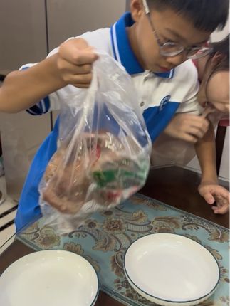 做个饭功夫 吃个鸡也能吵起来 她吃的肉多了 他吃的肉少了🙈#内容太过真实 #兄妹吵架 #原谅我不厚道的笑了