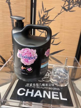 每次回家空气中带有一股好闻的芍药香!多亏了这个泰国香氛地板清洁剂,到手一桶3.2L你看看才什么价!真的巨划算!日常用来拖厨房卫生间客厅都是可以的,还能用来擦电脑桌子玻璃,哪里都是香喷喷的,趁活动价快囤起来#清洁剂 #居家好物 #好物推荐🔥 #家居清洁 #地板清洁液