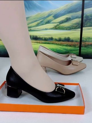 姐妹们,这双小单鞋真的太适合春天了!它是那种很百搭的款,而且特别耐脏,非常适合我们这种懒人。它的脚感非常舒服,上脚后就像踩在云朵里一样,轻松又自在。