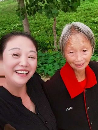 陪也不认识自己,也不认识闺女我的老娘遛弯