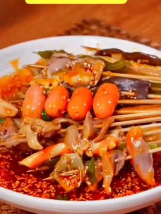 钵钵鸡调料🔥🔥 如果你喜欢吃冷锅串串,那你一定要试试这个钵钵鸡调料,它是来自乐山的正宗红油藤椒味,吃起来麻辣鲜香,特别过瘾,而且做法很简单,只需要把食材煮熟,再倒入这包钵钵鸡调料搅拌均匀就可以吃了,真的太方便了,有了它,在家也能轻松吃到好吃的钵钵鸡了。