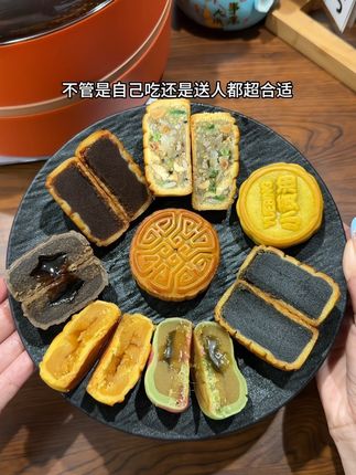 既然周董演唱会去不成,那周董代言的月饼礼盒一定要安排上,无论自己吃还是送人都倍有面子#月饼礼盒 #周杰伦代言#月饼