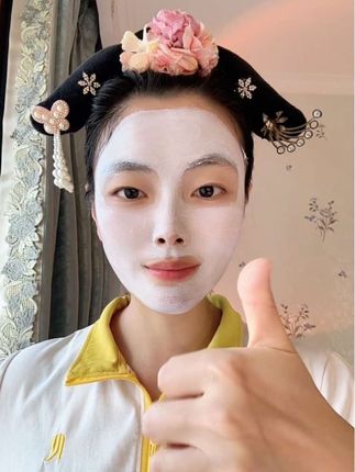 经常熬夜皮肤差吸收的~试试这个#膜法世家 清洁泥膜!质地丝滑好推开,定期清洁才不会堵塞毛孔,护肤才能更好吸收#紫草泥清洁面膜 #清洁毛孔