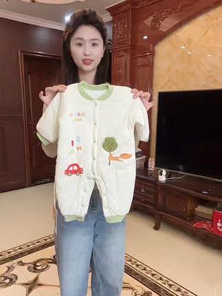 天气越来越冷了,给宝宝安排了一件加厚的连体衣,面料软绵,还是A类品质,穿着保暖舒服又放心!#婴幼儿服饰 #萌娃穿搭 #新生儿衣服 #连体衣 #高品质童装