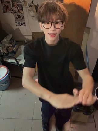 经常有人问我 你是怎么做到这么可爱的 唉 对此我也很无奈 只能说是天生萌命(´・ω・`)#09#卷毛#美术生#曾上头编舞