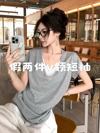 拼接假两件v领短袖T恤女夏季宽松撞色设计感美式辣妹chic百搭上衣#假两件上衣 #夏季穿搭 #百搭t恤 #甜美穿搭 #短袖推荐