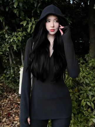 秋冬本命韩系松弛感套装被我找到啦!连帽上衣中长款修身剪裁,恰到好处地勾勒出身材线条,松弛有度。微喇裤型堪称“腿精制造机”,视觉上拉长双腿,百搭属性更是轻松适配各种上衣。面料舒适亲肤,质感满满,贴身穿软糯温暖,叠穿时也不会显得臃肿。无论是单穿展现慵懒气质,还是搭配外套营造层次感,它都能完美hold 住场面,让你毫不费力地拿捏高级松弛感,是每个时尚精都不能错过的宝藏套装!#搭配你的高级范儿#显高显瘦显腿长#去路人感暖冬cleanfit穿搭 #又酷又飒的秋冬 ootd #冬日主打一个松弛感