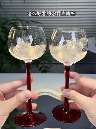 这么好看的水晶高脚杯真的是我买果酒送的,柠檬酒、青提酒、西柚酒、蜜桃酒、蓝莓酒、玫瑰酒,到手八瓶果酒,送一个好看的手提包包,果香浓郁,花香四溢,真的很好喝,快跟姐妹一起安排起来~#果酒#果小酒#强烈推荐#仙女都在喝什么 #口感非常好
