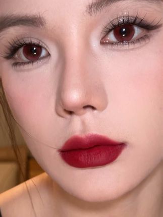 浓郁复古的车厘子。 融合一点棕调,清冷又高级,黄皮涂显白,白皮涂显气质。#木柯诗绒雾唇泥 #红唇 #显白