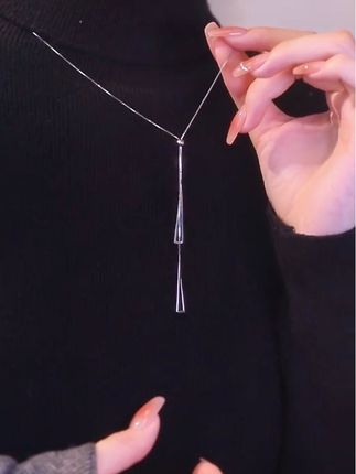 好显瘦的一款秋冬毛衣链 简单又高级,随意搭配秋冬衣服都好看#项链控#秋冬毛衣链#高级感