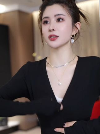 #被秋日氛围感穿搭拿捏了 定制半拉链高弹显瘦v领磨毛小衫,舒适又百搭的打底衫真的太显瘦啦#新品穿搭 #今年最流行穿搭 #美爆了 #百搭打底衫
