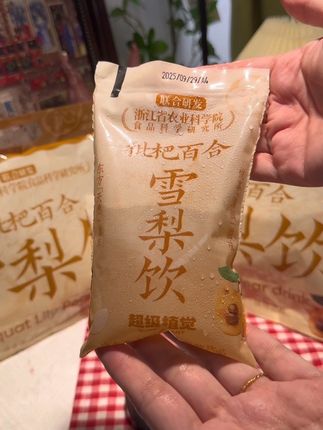 一梨入三秋,多喝雪梨枇杷好处多,每次自己在家煮特麻烦还不好喝,这种开袋即食枇杷百合雪梨饮太适合我这种懒人啦,喝起来清润爽口,一点不甜腻,#雪梨饮 #雪梨枇杷汁 #超好喝 #仙女都在喝什么 #超方便超划算